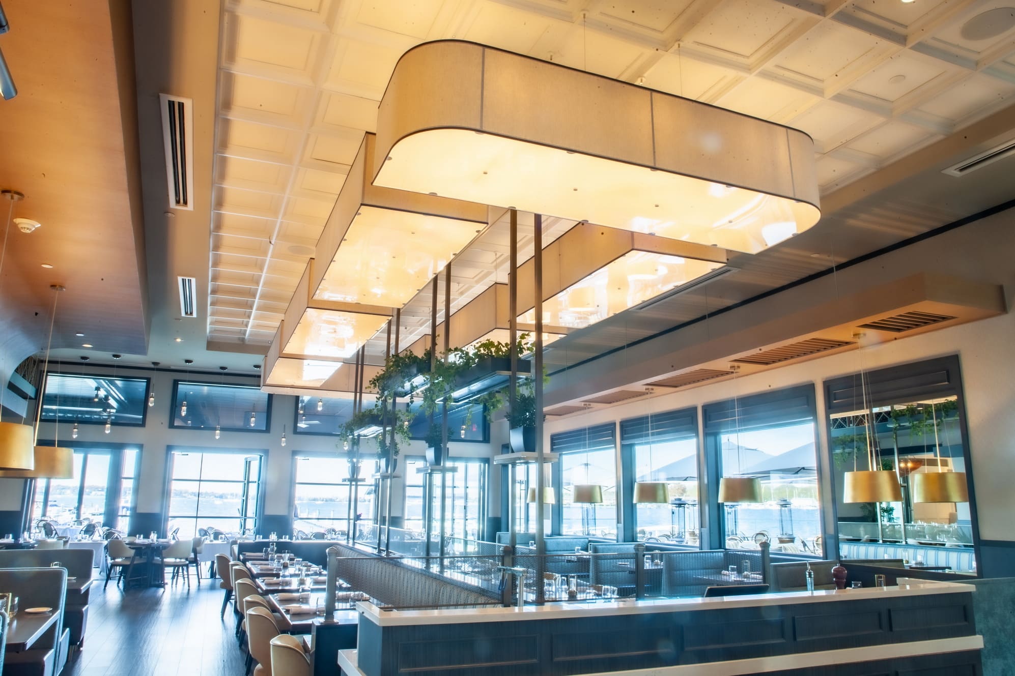Louie's Prime Steak and Seafood restaurant lighting